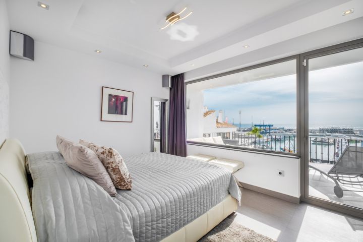 Modern frontline apartment for sale in Puerto Banús Harbor - Modern Apartment Featuring Modern Design in Marina Banús