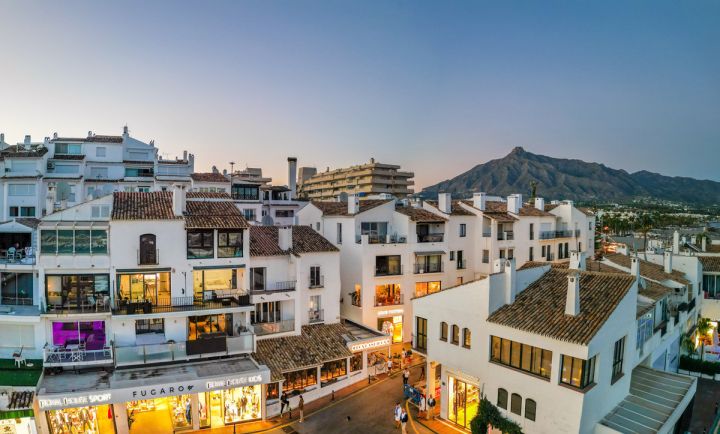 Modern frontline apartment for sale in Puerto Banús Harbor - Modern Apartment Featuring Modern Design in Marina Banús