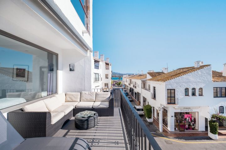 Modern frontline apartment for sale in Puerto Banús Harbor - Modern Apartment Featuring Modern Design in Marina Banús