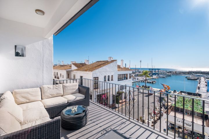 Modern frontline apartment for sale in Puerto Banús Harbor - Modern Apartment Featuring Modern Design in Marina Banús