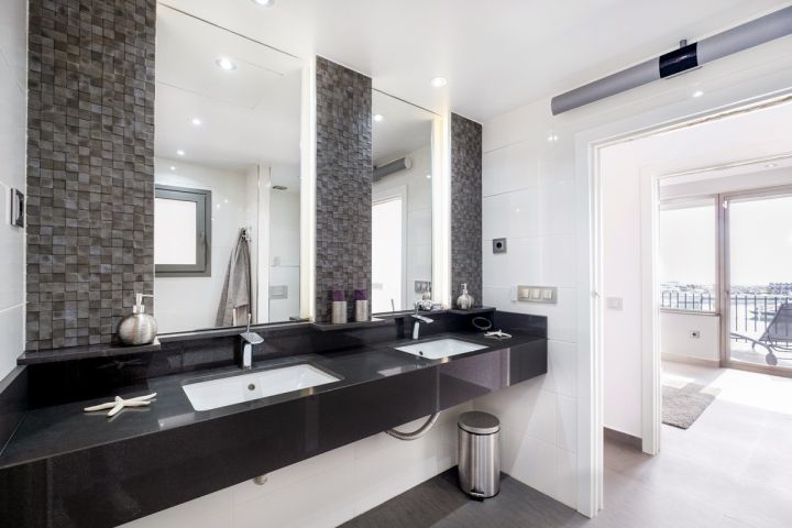 Modern frontline apartment for sale in Puerto Banús Harbor - Modern Apartment Featuring Modern Design in Marina Banús