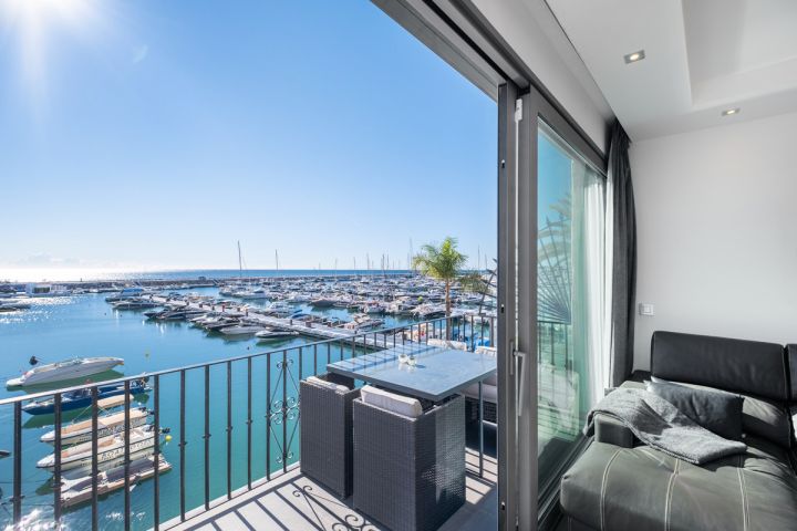 Modern frontline apartment for sale in Puerto Banús Harbor - Modern Apartment Featuring Modern Design in Marina Banús