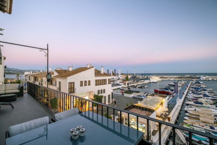 Modern frontline apartment for sale in Puerto Banús Harbor - Modern Apartment Featuring Modern Design in Marina Banús