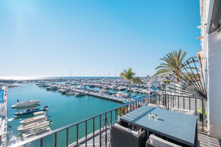 Modern frontline apartment for sale in Puerto Banús Harbor - Modern Apartment Featuring Modern Design in Marina Banús