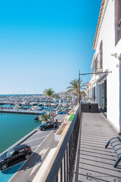 Modern frontline apartment for sale in Puerto Banús Harbor - Modern Apartment Featuring Modern Design in Marina Banús