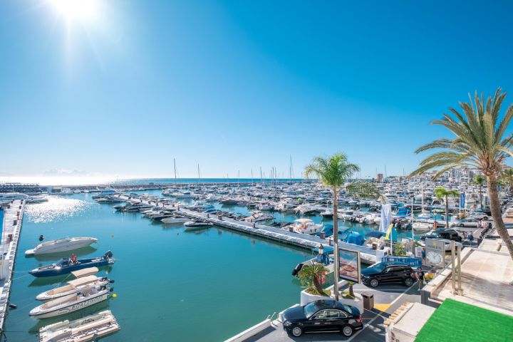 Modern frontline apartment for sale in Puerto Banús Harbor - Modern Apartment Featuring Modern Design in Marina Banús