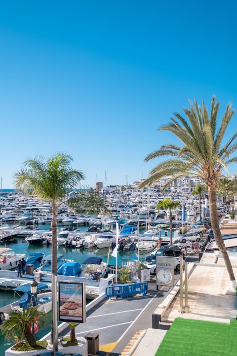 Modern frontline apartment for sale in Puerto Banús Harbor - Modern Apartment Featuring Modern Design in Marina Banús