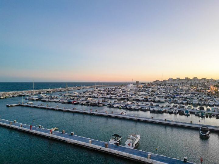 Modern frontline apartment for sale in Puerto Banús Harbor - Modern Apartment Featuring Modern Design in Marina Banús