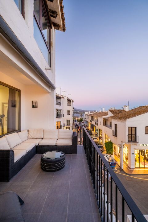 Modern frontline apartment for sale in Puerto Banús Harbor - Modern Apartment Featuring Modern Design in Marina Banús