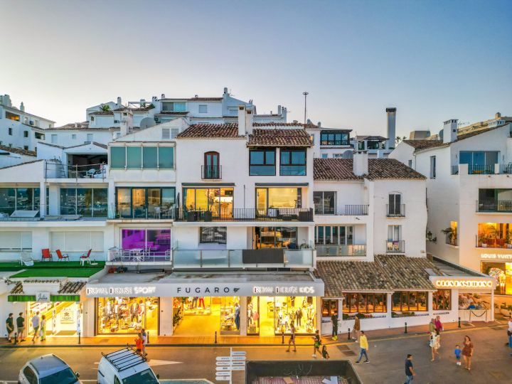 Modern frontline apartment for sale in Puerto Banús Harbor - Modern Apartment Featuring Modern Design in Marina Banús