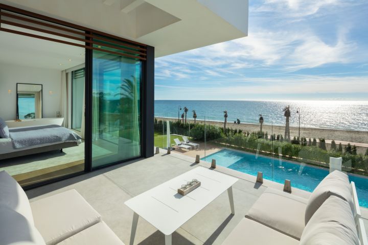 Beach House 1 - Villa en première ligne de golf à Estepona