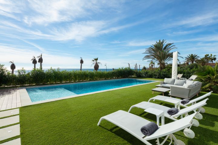 Beach House 1 - Villa en première ligne de golf à Estepona