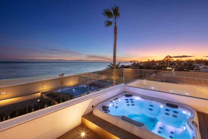 Beach House 1 - Villa en première ligne de golf à Estepona