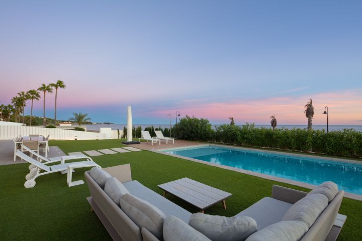 Beach House 1 - Villa en première ligne de golf à Estepona