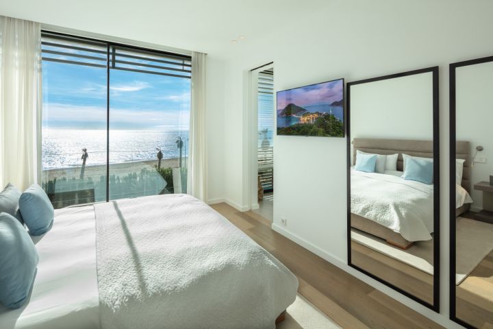 Beach House 1 - Villa en première ligne de golf à Estepona