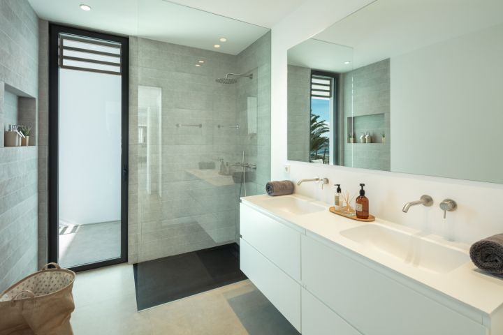 Beach House 1 - Villa en première ligne de golf à Estepona