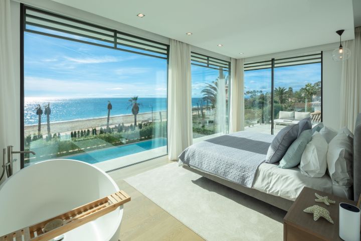 Beach House 1 - Villa en première ligne de golf à Estepona