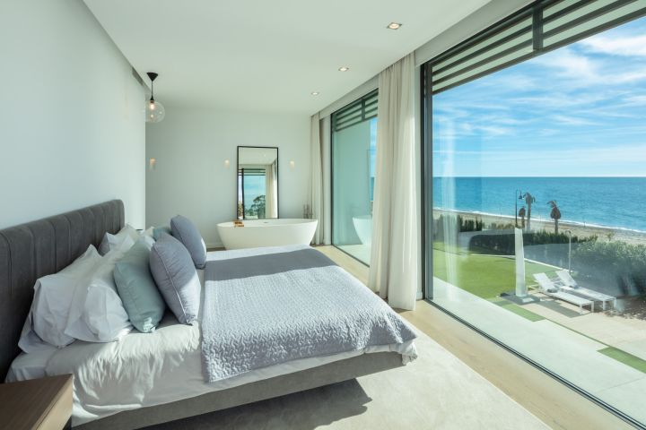 Beach House 1 - Villa en première ligne de golf à Estepona
