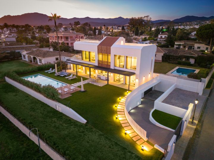 Beach House 1 - Villa en première ligne de golf à Estepona