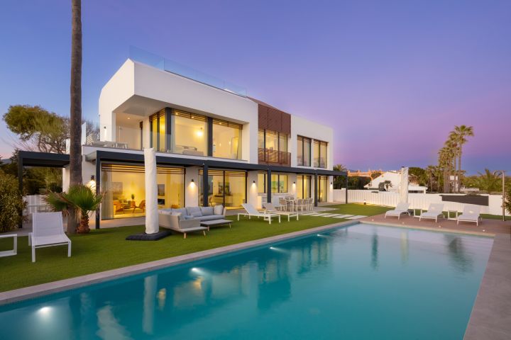 Beach House 1 - Villa en première ligne de golf à Estepona