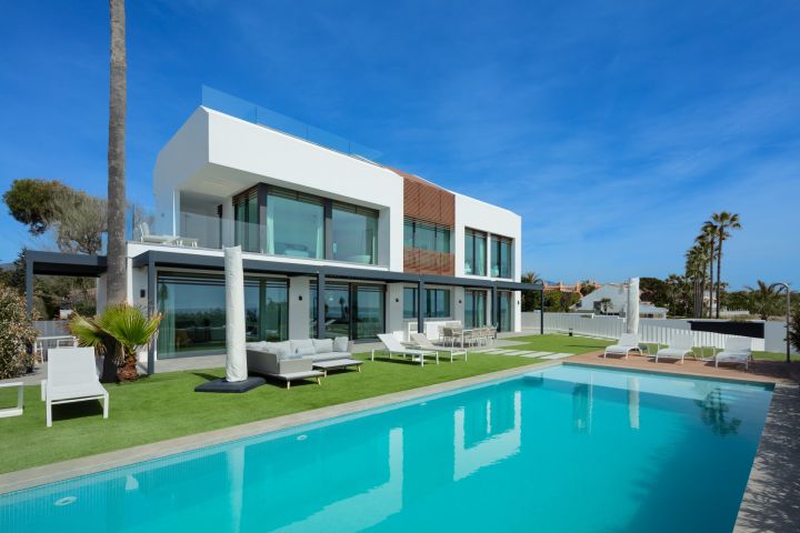 Beach House 1 - Villa en première ligne de golf à Estepona