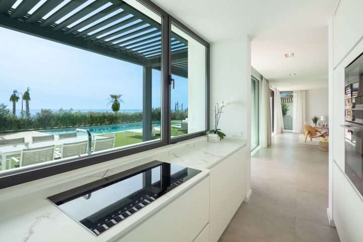 Beach House 1 - Villa en première ligne de golf à Estepona