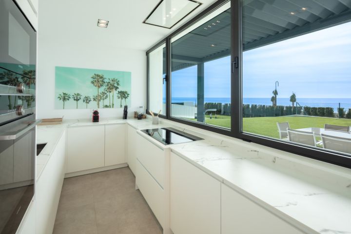 Beach House 1 - Villa en première ligne de golf à Estepona