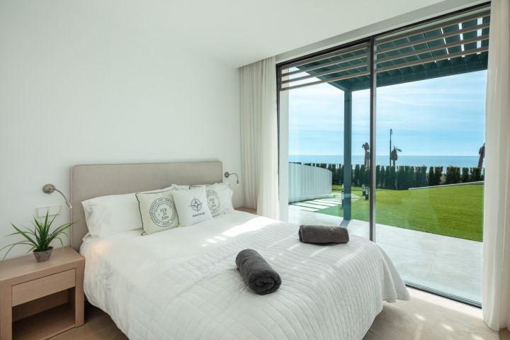 Beach House 1 - Villa en première ligne de golf à Estepona