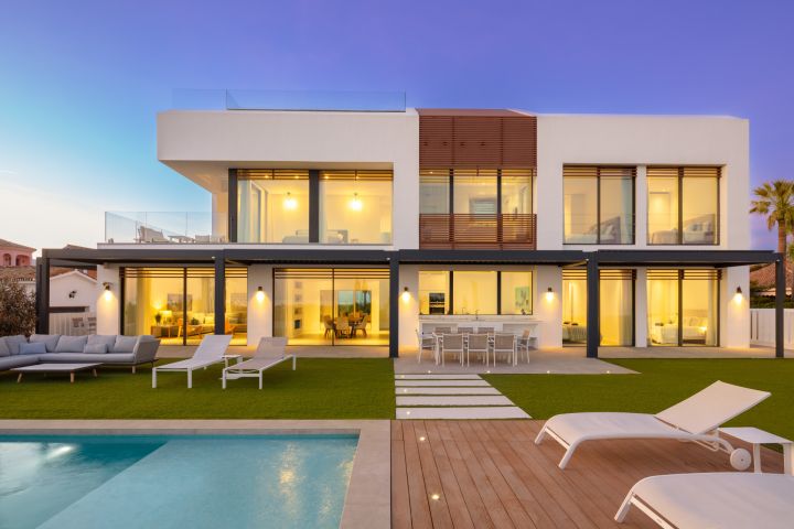 Beach House 1 - Villa en première ligne de golf à Estepona