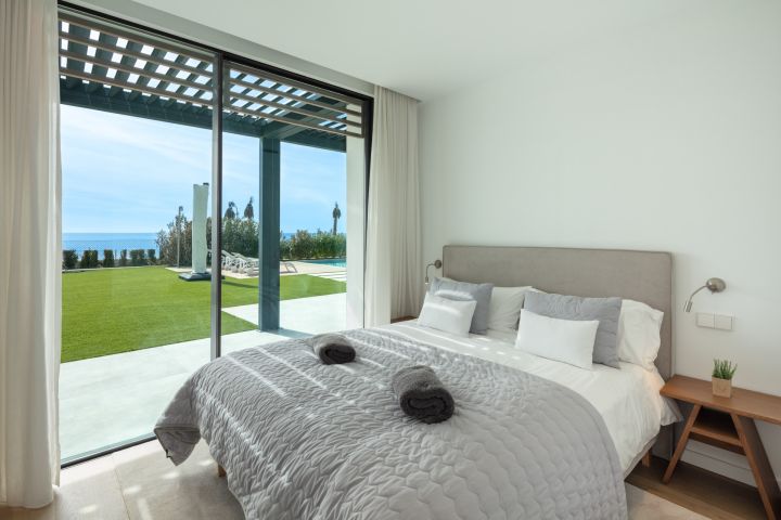 Beach House 1 - Villa en première ligne de golf à Estepona