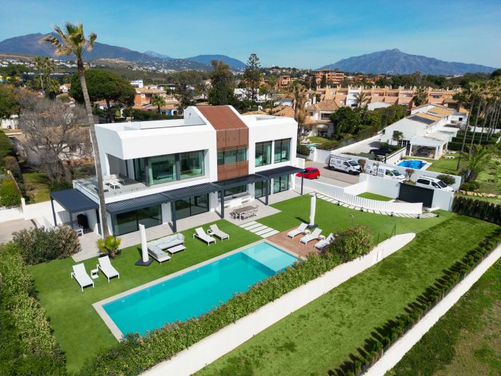 Beach House 1 - Villa en première ligne de golf à Estepona