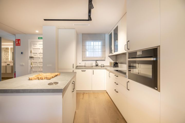 Amazonas 22 - Modern Luxury Property with Top-Tier Finishes in Puente Romano