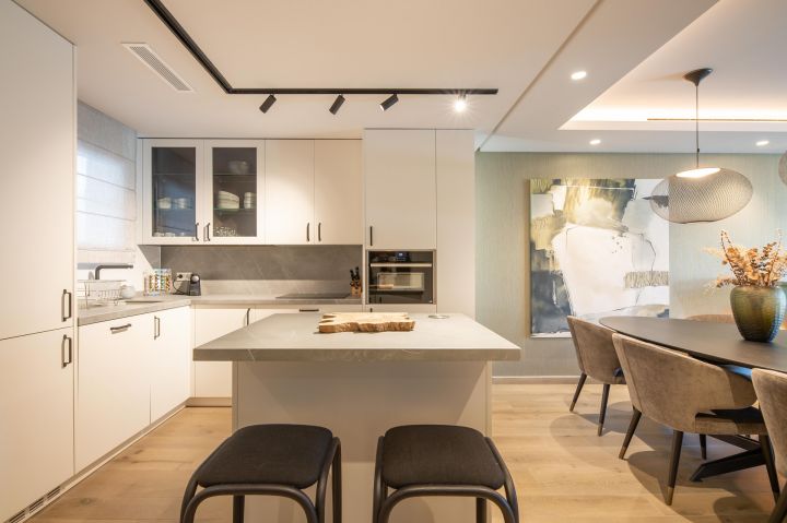 Amazonas 22 - Modern Luxury Property with Top-Tier Finishes in Puente Romano