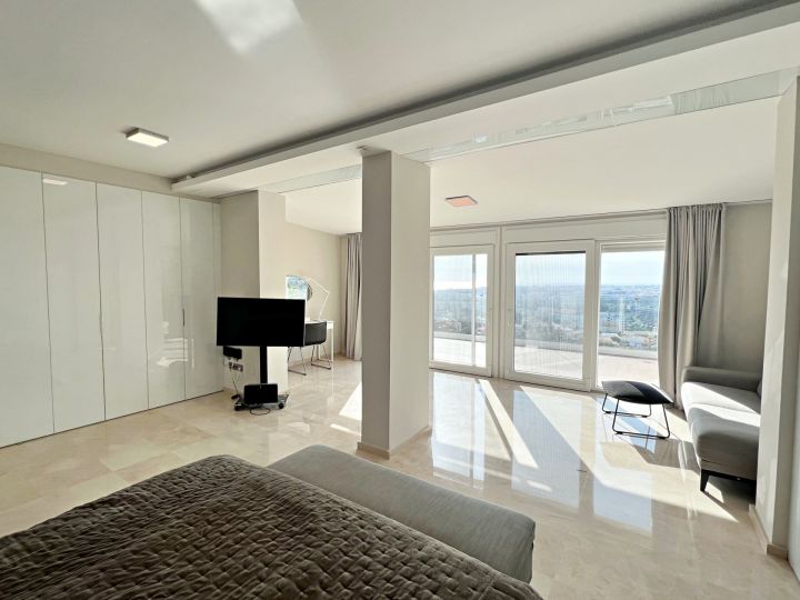 Semi Detached Villa in Nueva Andalucia - Upscale Home on the Frontline of a Golf Course