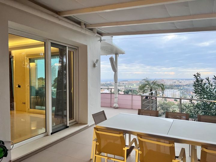 Semi Detached Villa in Nueva Andalucia - Upscale Home on the Frontline of a Golf Course