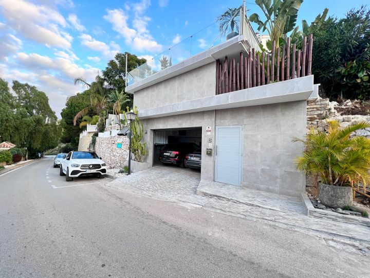 Semi Detached Villa in Nueva Andalucia - Upscale Home on the Frontline of a Golf Course