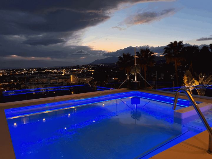 Semi Detached Villa in Nueva Andalucia - Upscale Home on the Frontline of a Golf Course