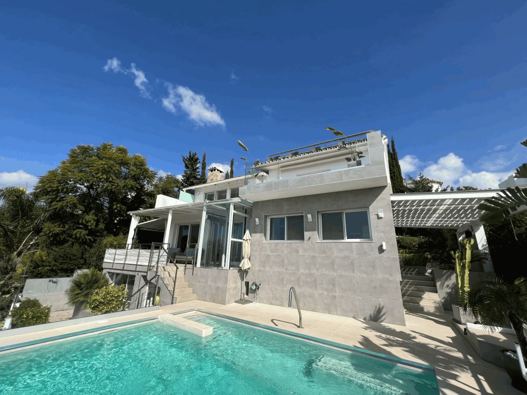 Semi Detached Villa in Nueva Andalucia - Upscale Home on the Frontline of a Golf Course
