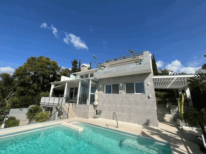 Semi Detached Villa in Nueva Andalucia - Upscale Home on the Frontline of a Golf Course