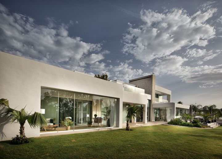 Villa El Paradiso - Propiedad contemporánea con encanto andaluz en Estepona
