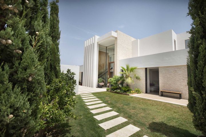 Villa El Paradiso - Propiedad contemporánea con encanto andaluz en Estepona