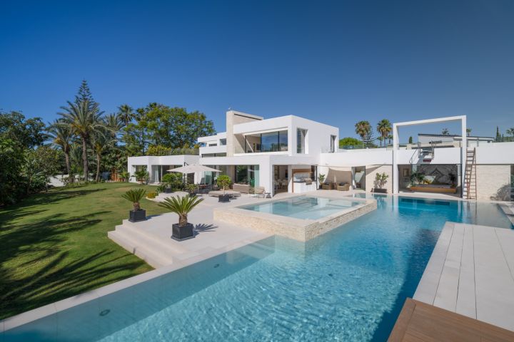 Villa El Paradiso - Propiedad contemporánea con encanto andaluz en Estepona