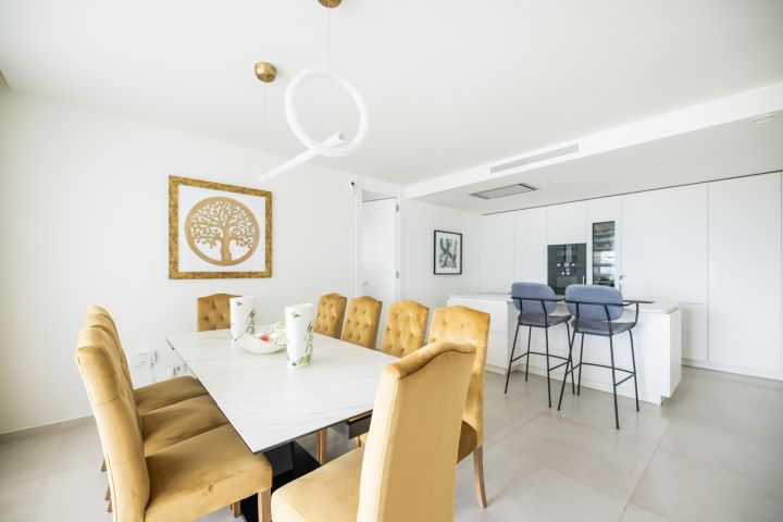 Nine lions - Upscale Modern Home with Andalusian Charm