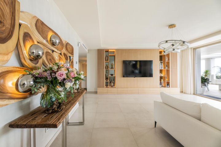 Nine lions - Upscale Modern Home with Andalusian Charm