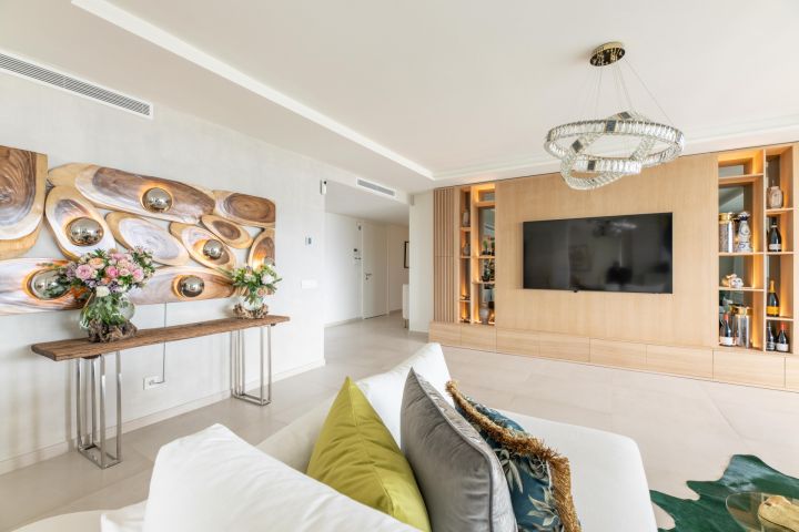 Nine lions - Upscale Modern Home with Andalusian Charm