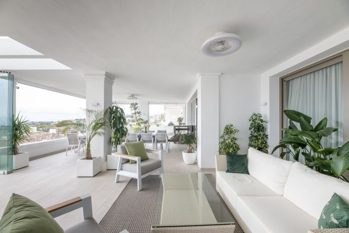 Nine lions - Upscale Modern Home with Andalusian Charm