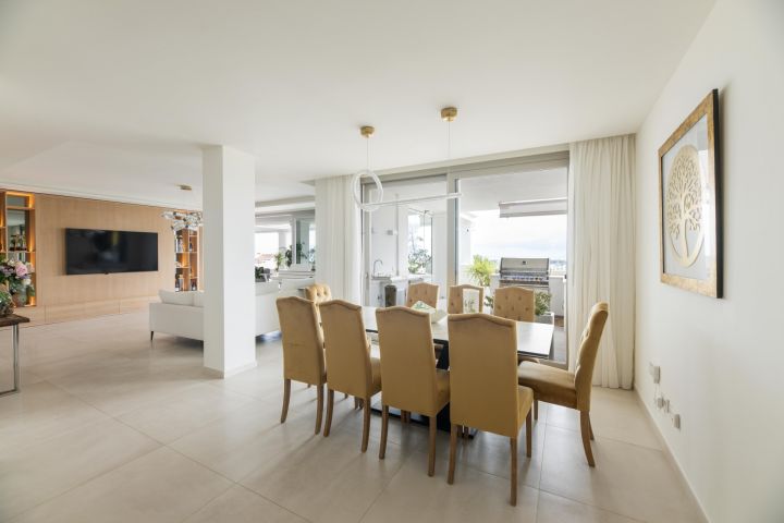 Nine lions - Upscale Modern Home with Andalusian Charm