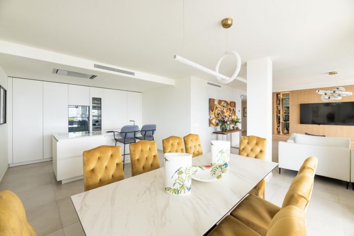 Nine lions - Upscale Modern Home with Andalusian Charm
