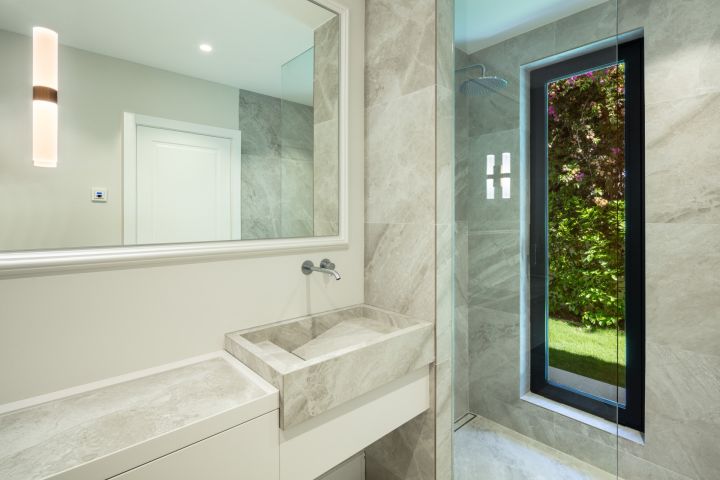 Aloha 150 - Contemporary Property Frontline Golf