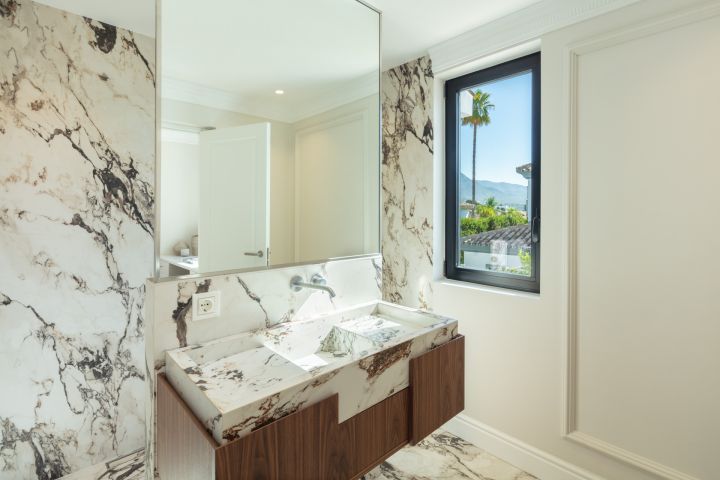 Aloha 150 - Contemporary Property Frontline Golf